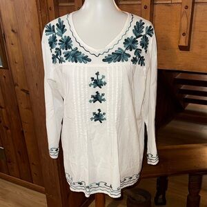 Chic Connection size XL White Blouse with Teal Embroidered Accents Cotton top